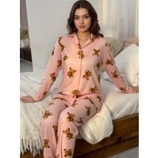 Rukod Kadın Somon Ayı Desenli Milan Likralı Gömlek Yaka Düğmeli Uzun Altlı Pijama Takımı