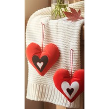 Yarımada Kadın Kooperatifi ,Sevgililer K gunune özel ırmızı Kadife Kumastan, Üzerine Aplike Çalışmasi Yapılarak Hazirlanan,içi Kilf Içinde Boncuk Elyaflı Kalp Şeklinde Çok Cici Yastık.