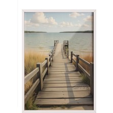 Zestia Beyaz Çerçeveli Duvar Tablosu Sessiz Iskele ve Durgun Deniz – Soft Doğa Tonlarında Salon Dekoru