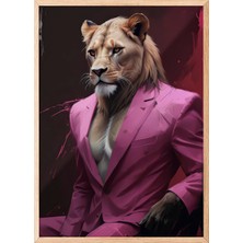 Zestia Ahşap Çerçeveli Duvar Tablosu Pembe Takımlı Aslan Portresi – Koyu Arka Plan Salon Dekoru