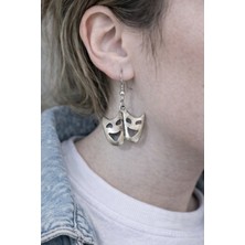 Herşey Nota Twin Mask – Çift Maske Figürlü Gümüş Renk Küpe