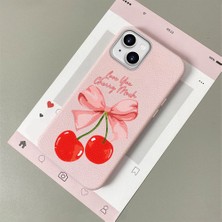 HONTINGA iPhone 15 Plus ile Uyumlu Kılıfı Deri Dokusu Anti Düşme Yumuşak Silikon Telefon Kılıfı Vişne Desen K7-3083