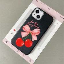HONTINGA iPhone 15 Plus ile Uyumlu Kılıfı Deri Dokusu Anti Düşme Yumuşak Silikon Telefon Kılıfı Vişne Desen K7-3083