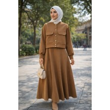 Moda Tesettür Scuba Kumaş Etekli Takım – Düğmeli Ceketli, A Kesim Uzun Etek, Şık ve Rahat Günlük & Ofis Kombini