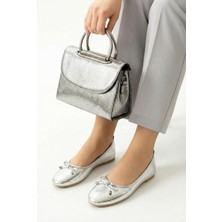 Moda Ayra Fiyonk Detaylı Rugan Günlük Kadın Babet ve Ev Ayakkabısı