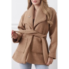 Latal Broş Detaylı Çift Cepli Kuşaklı Buklet Ceket