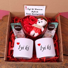Zoommatik Sevgiliye Hediye Iyi Ki Tasarımlı Isimli 2'li Kupa Bardak ve Aşk Kutusu Aranjmanlı Kalp Kutulu Romantik Hediye Seti