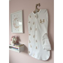 İloya Naturel Fiyonklu Ayıcık Desenli %100 Pamuk Yenidoğan Kundak Seti (0–3 Ay)