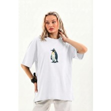 Kadın Oversize Tişört - Sırt Baskılı "survivor Penguin" Temalı, Felsefi Yazılı Bisiklet Yaka Tişört - Beyaz
