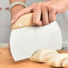 Skygo Paslanmaz Çelik Hamur Kesici ve Kazıyıcı – Ölçekli, Meşe Saplı, Ergonomik Tasarım, Mutfak Ekmek ve Pizza Hamuru Bölücü, 15.5 x 11 cm
