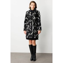 Ekol Yakası Broşlu Desenli Siyah Kadın Kaban 06007