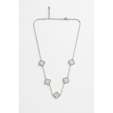 World Araştırma Yonca Figürlü Gümüş Renk Paslanmaz Çelik Kolye – Şık ve Zarif Tasarım