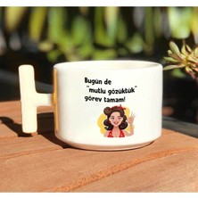 Bugünde Mutlu Gözüktük Kumral Karakter Baskılı Beyaz T Kulp Kupa Bardak