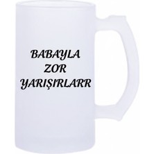 Sartre Art Babayla Zor Yarışırlar Esprili Motto Baskılı Bira Bardağı 500 ml - Büyük Boy Kulplu Cam Kupa