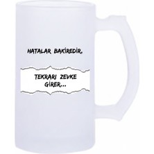 Sartre Art Hatalar Esprili Motto Baskılı Bira Bardağı 500 ml - Büyük Boy Kulplu Cam Kupa