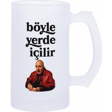 Sartre Art Halil Güneşli Böyle Yerde Içilir Esprili Motto Baskılı Bira Bardağı 500 ml - Büyük Boy Kulplu Cam Kupa