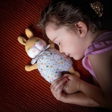 Eco Lounge Capella Toys Amigurumi Örgü Tavşan Lui, Çocuk Oyun ve Uyku Arkadaşı, El Yapımı, Çok Renkli, 0+ Yaş Hediye Kutulu