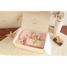 Uniq Baby Pembe Çiçek Desenli %100 Pamuk 8 Parça Kız Bebek Hediye Kutusu – Pike, Müslin Set ve Elbise