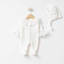 Bebeva Baby Yenidoğan Kız Bebek %100 Pamuklu Fisto Dantel Yaka ve Kol Detaylı Şapkalı Tekli Tulum - Krem