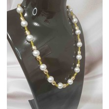 Shine Elagance Krem Iri Inci Aralarda Minik Cam Boncuk ve Altın Rengi Küp Boncuk Kapaması Altın Rengi Çelik Kadın Şık Kolye Sevgililer Günü Hediyesi