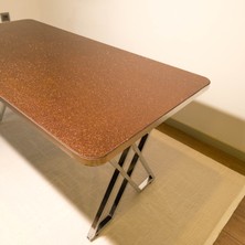 Kahverengi parlaklığıyla adeta bakıra dönüşen simli yanmaz yapışmaz epoksi masa