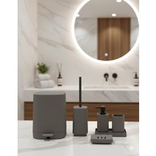 5 Parça Lüks Akrilik Banyo Seti | Mat & Bej | Kırılmaya Dayanıklı, Soft Dokulu Mat Yüzey | Diş Fırçalık, Sıvı Sabunluk, Tuvalet Fırçası, Katı Sabunluk, Pedallı Çöp Kovası (Gri)