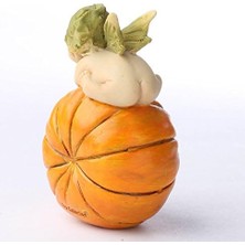 Top 4199 Turuncu Balkabağı Figürleri Üzerinde Bebek