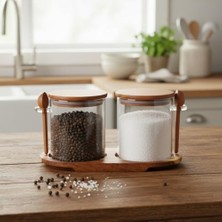 Akasya Standlı Kapaklı Kaşıklı 2'li Cam Baharat ve Tuzluk Seti | Hava Geçirmez Doğal Ahşap Kapaklı Baharatlık | Modern Masaüstü Tuzluk Biberlik Seti | Kahve, Şeker, Bitki Kavanozu