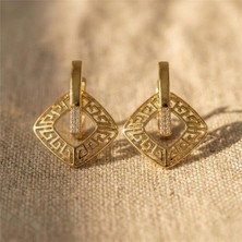 Zeino Labirent Grek Desenli Kare Zirkon Taşlı Küpe - 14K Altın Rengi Kaplama, 2,7 cm