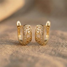 Zeino Labirent Desenli Taş Detaylı Halka Çelik Küpe - 14K Altın Rengi Kaplama, 1,5 cm