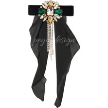 Pegu Zümrüt Kristal Taşlı Figürlü Kadife Broş , Kenarları Tırtıklı Özel Tasarım Şifon Kumaşlı