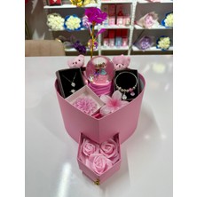 Ayı Evreni Full Pembe Aşk Evreni - Sevgiliye Romantik Hediye Kutusu | Kar Küresi + Çelik Takı + Peluş Ayıcık