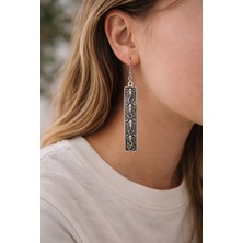 Herşey Nota Uzun Dikdörtgen Form Kabartmalı Akrep Figürlü Metal Sallantılı Küpe