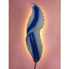 Aszen Dekor LED Işıklı Dekoratif Kuş Tüyü aplik 62×18 cm – Pilli, Beyaz Zemin Mavi Gölgeli Duvar Dekoru