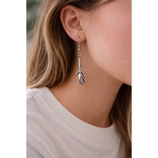 Herşey Nota İnce Saplı Tomurcuk Formlu Metal Sallantılı Küpe