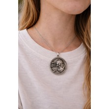 Herşey Nota Yuvarlak Madalyon Formlu Figür Detaylı Metal Kolye Ucu