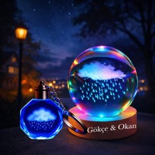 Keyfim Shop Isme Özel Işıklı Ahşap Kaideli  Yağmur Bulutu Temalı Cam Küre 8*6cm ve Anahtar Seti