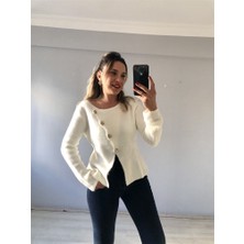 Gözde Tasarım Butik Kadın Beyaz Renk Kayık Yaka Asimetrik Düğmeli Hırka