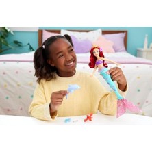 Storemax Mattel Prensesi Ariel Yüzen Deniz Kızı Bebek ve Su Püskürten Yunus, Sebastian Figürü ve 4 Aksesuar, Okyanustaki Dostlarım Su Oyuncağı, JFC39