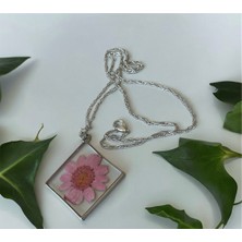 Gerçek Pembe Papatya Çiçek Çerçeveli Tasarım Epoksi Kolye