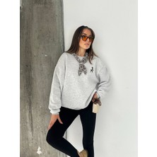 Savorzy Fularlı Ceylan Nakışlı Gri Sweatshirt