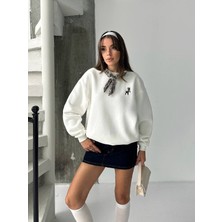 Savorzy Fularlı Ceylan Nakışlı Beyaz Sweatshirt