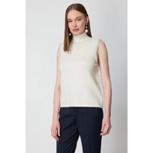 On Fashion Omuzları Taşlı Boğazlı Kadın Ekru Kazak 63382