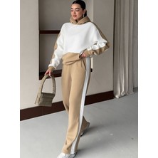 Trendseninle Kadın Bej Beyaz Oversize Kesim Alt Üst Yani Şeritli Eşofman Takımı