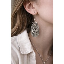 Herşey Nota Detaylı Metal Figür Sallantılı Küpe – Oval Form Uzun Tasarım