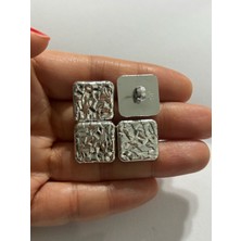 Boncukcu Abla 4 Lü Z.a.r.a.model Özel Tasarım Kare Düğme  Gümüş Kare Üzeri Çizgili Desenli Metal Düğme 1,18CM.BD18
