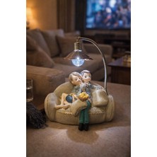 Biton Toptan Koltukta Oturan Sevgililer Romantik Işıklı Biblo – Film Gecesi Temalı  | Sevgiliye Hediye 17 cm