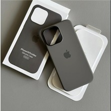 RainyFire Tech iPhone 15 Pro Max Magsafe Animasyonlu Kutulu Liquid Silikon Kadife Içli Kılıf – Natural Titanyum