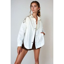 Lior Design Ekru Çift Cepli Omuzları ve Sırtı Nakışlı Çıtçıt Kapamalı Oversize Gabardin Ceket BCHESQ-251020