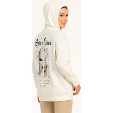 Kadın Oversize Üç Iplik Şardonlu Kapüşonlu Sweatshirt – Beyaz “other Lives” Ön ve Arka Baskılı, Kanguru Cepli, Ribanalı Rahat Kışlık Model Beyaz
